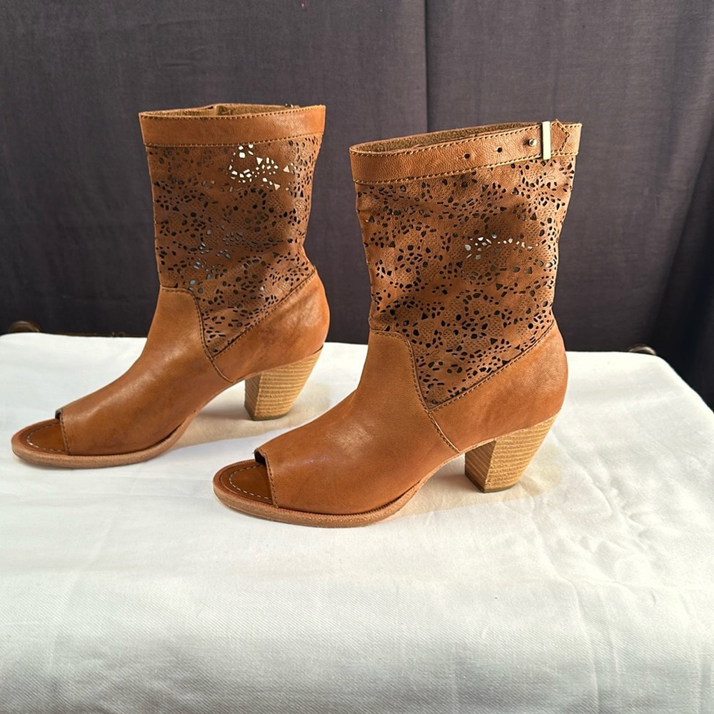 NWOT Alice & Olivia Tan CATHERINE Leather Laser Cut Open Toe Bootie SZ 39.5/ 9.5